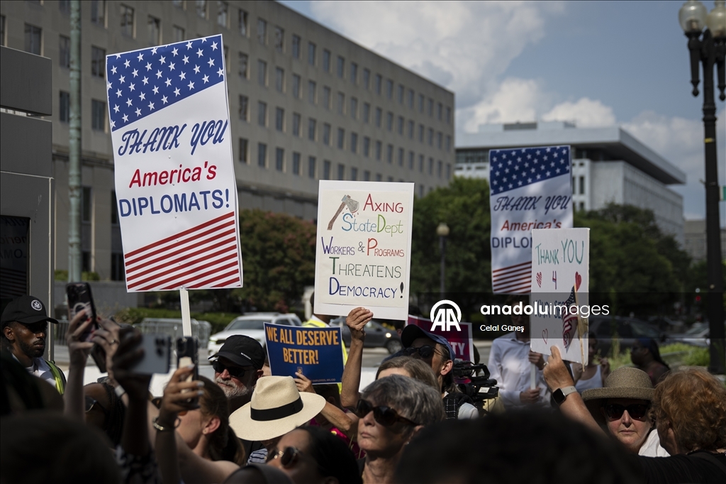 Сотрудники Госдепартамента США протестуют против массовых увольнений в Вашингтоне