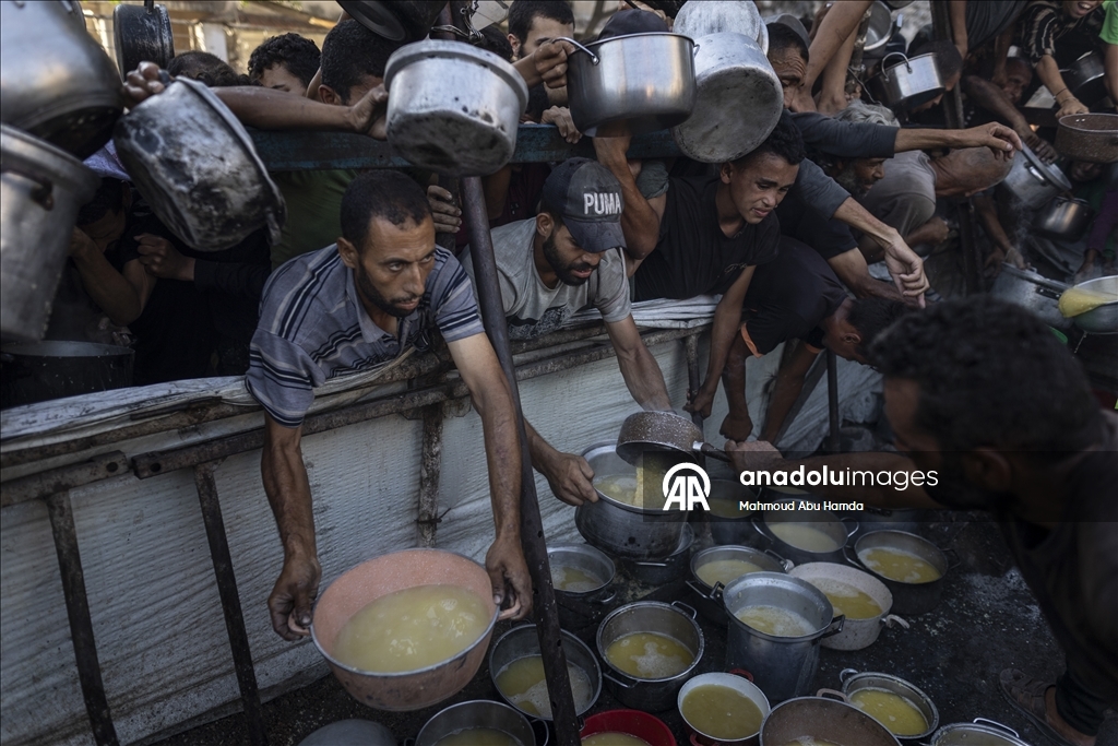 İsrail saldırısı ve ambargosu altındaki Gazze’deki Filistinlilere yemek dağıtıldı