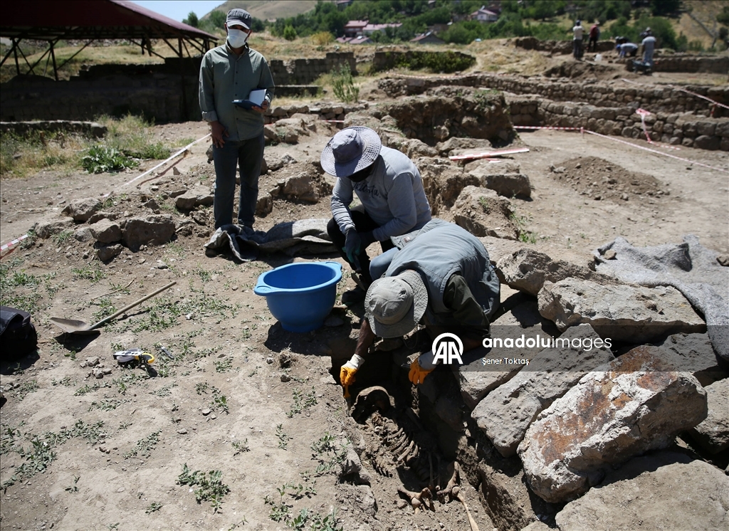 Bitlis Kalesi'nde Şiilerce kullanılan, üzerinde dua yazılı secde taşı bulundu