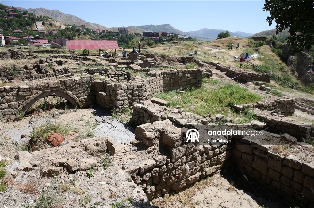 Bitlis Kalesi'nde Şiilerce kullanılan, üzerinde dua yazılı secde taşı bulundu