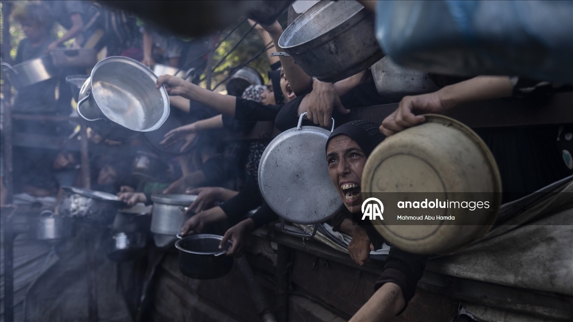 İsrail saldırısı ve ambargosu altındaki Gazze’deki Filistinlilere yemek dağıtıldı