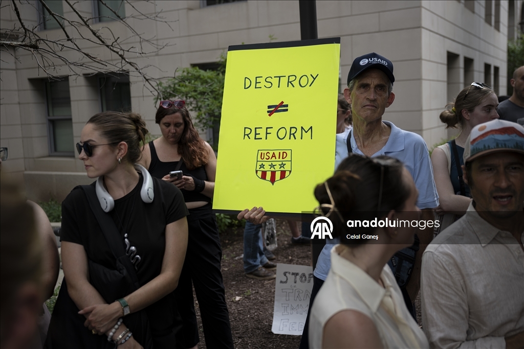 Сотрудники Госдепартамента США протестуют против массовых увольнений в Вашингтоне