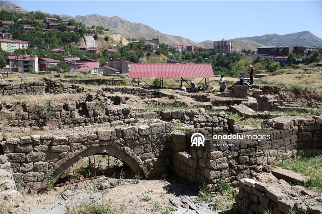 Bitlis Kalesi'nde Şiilerce kullanılan, üzerinde dua yazılı secde taşı bulundu