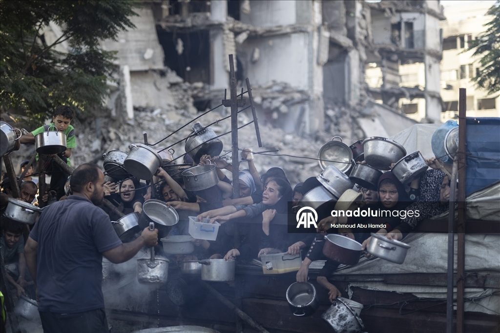 İsrail saldırısı ve ambargosu altındaki Gazze’deki Filistinlilere yemek dağıtıldı
