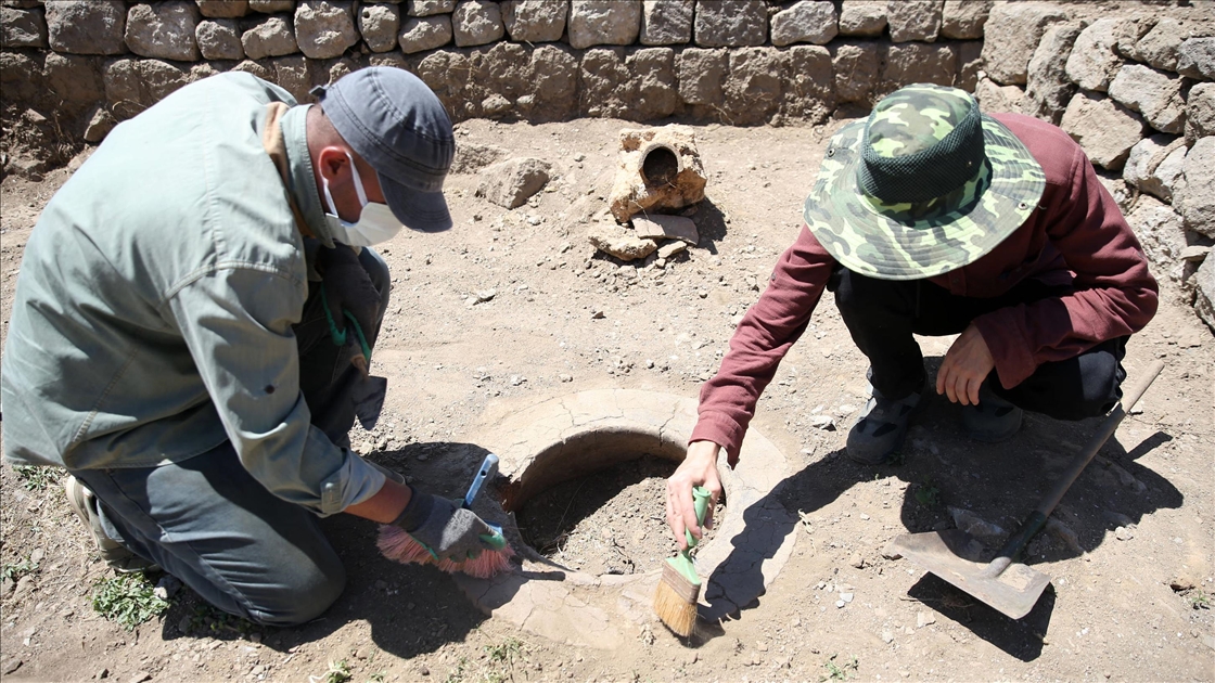 Bitlis Kalesi'nde Şiilerce kullanılan, üzerinde dua yazılı secde taşı bulundu