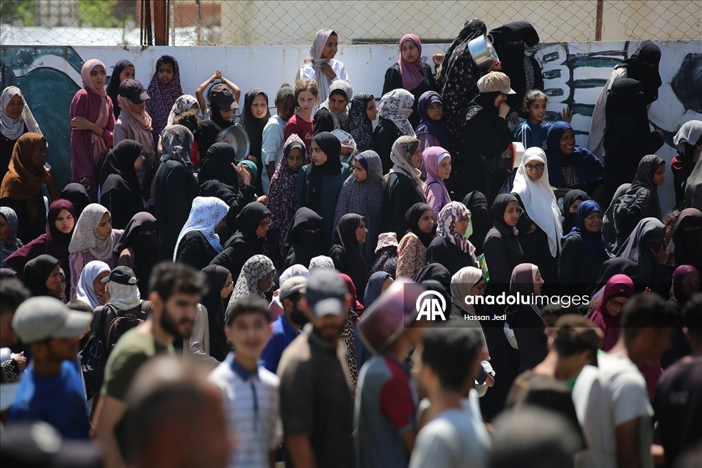 Gazze'de açlıkla mücadele eden Filistinlilere, yemek dağıtıldı