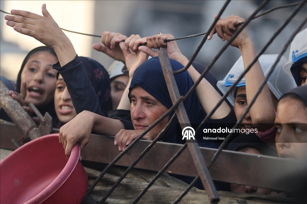 Gazze'de açlıkla mücadele eden Filistinlilere sıcak yemek dağıtıldı