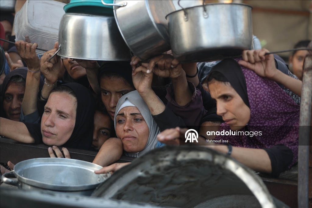 Gazze'de açlıkla mücadele eden Filistinlilere sıcak yemek dağıtıldı