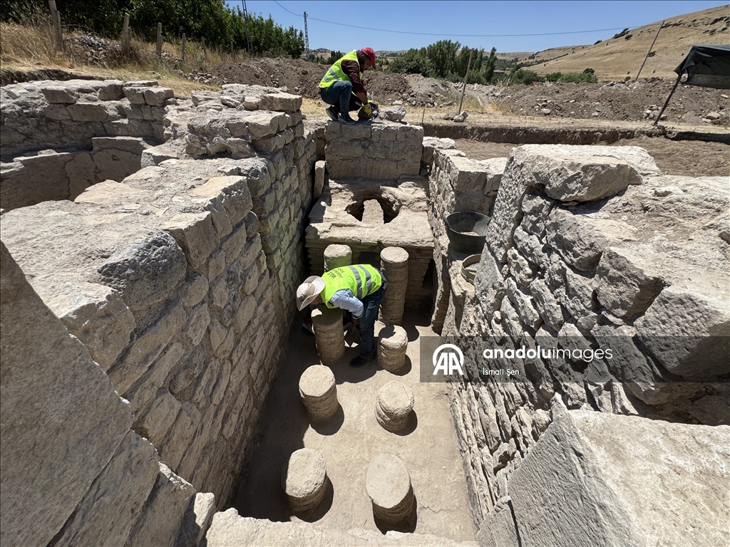 Elazığ'da bir tarlada yaklaşık 1700 yıllık Roma hamamı gün yüzüne çıkarıldı