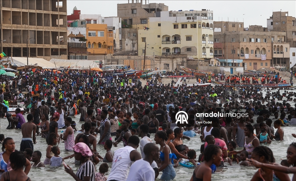 Dakar'da sıcak hava nedeniyle sahiller doldu taştı