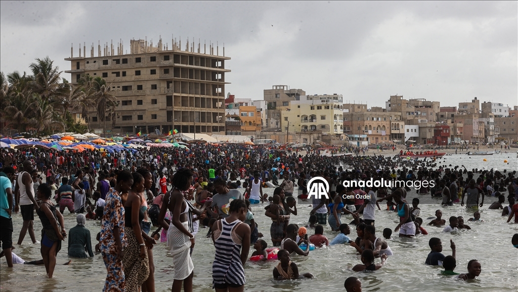 Dakar'da sıcak hava nedeniyle sahiller doldu taştı