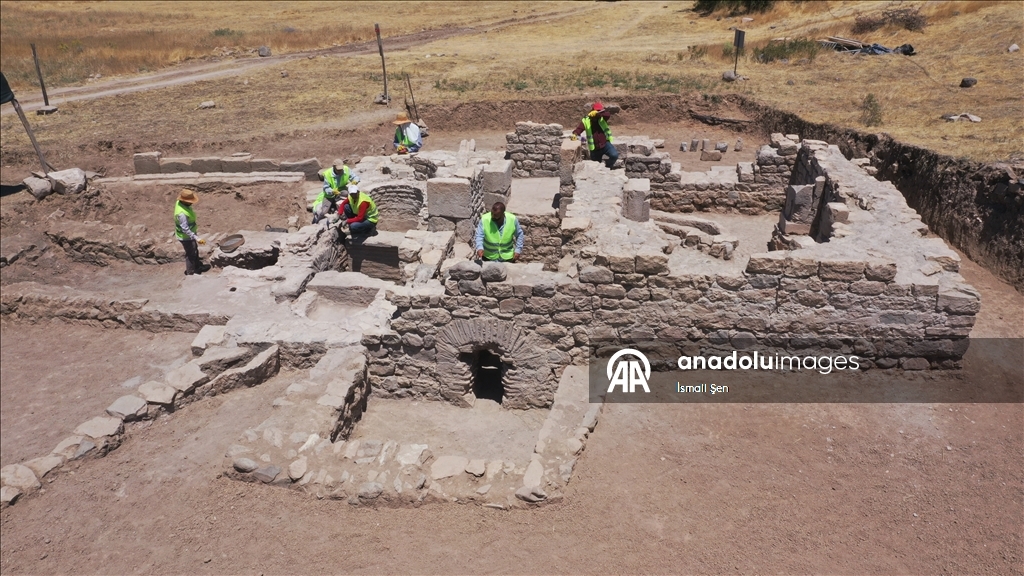 Elazığ'da bir tarlada yaklaşık 1700 yıllık Roma hamamı gün yüzüne çıkarıldı