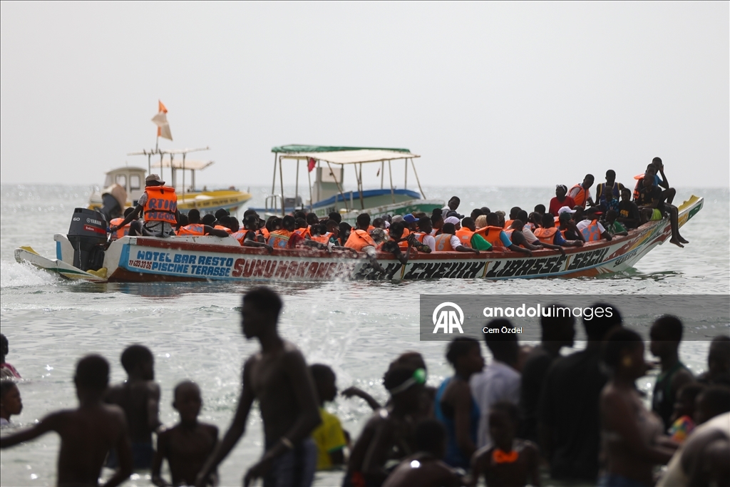 Dakar'da sıcak hava nedeniyle sahiller doldu taştı