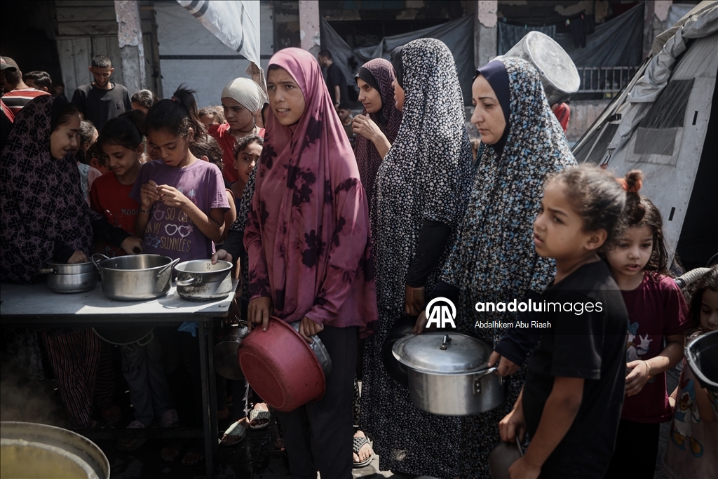 İsrail saldırıları altındaki Gazze'de Filistinlilere yemek dağıtıldı