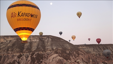 Kapadokya'da yerli ve yabancı turistler bölgeyi gökyüzünden keşfetti