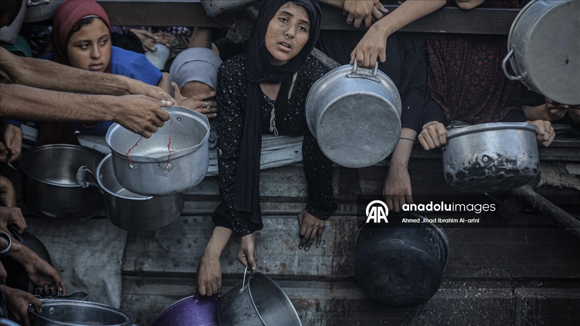 Gazze'de açlıkla mücadele eden Filistinlilere, yemek dağıtıldı