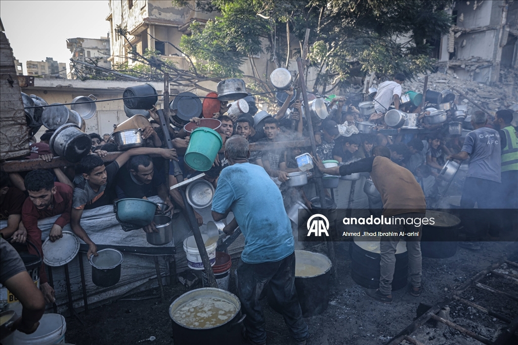Gazze'de açlıkla mücadele eden Filistinlilere, yemek dağıtıldı