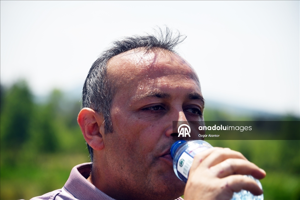 Özel İdare ekipleri kışın kardan temizledikleri yollara yazın kavurucu sıcakta asfalt seriyor