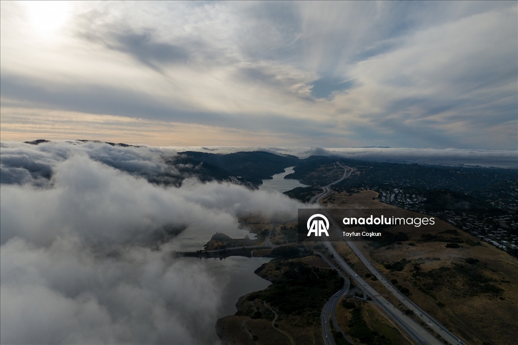 Kaliforniya'da yoğun sis etkileyici görüntüler oluşturdu