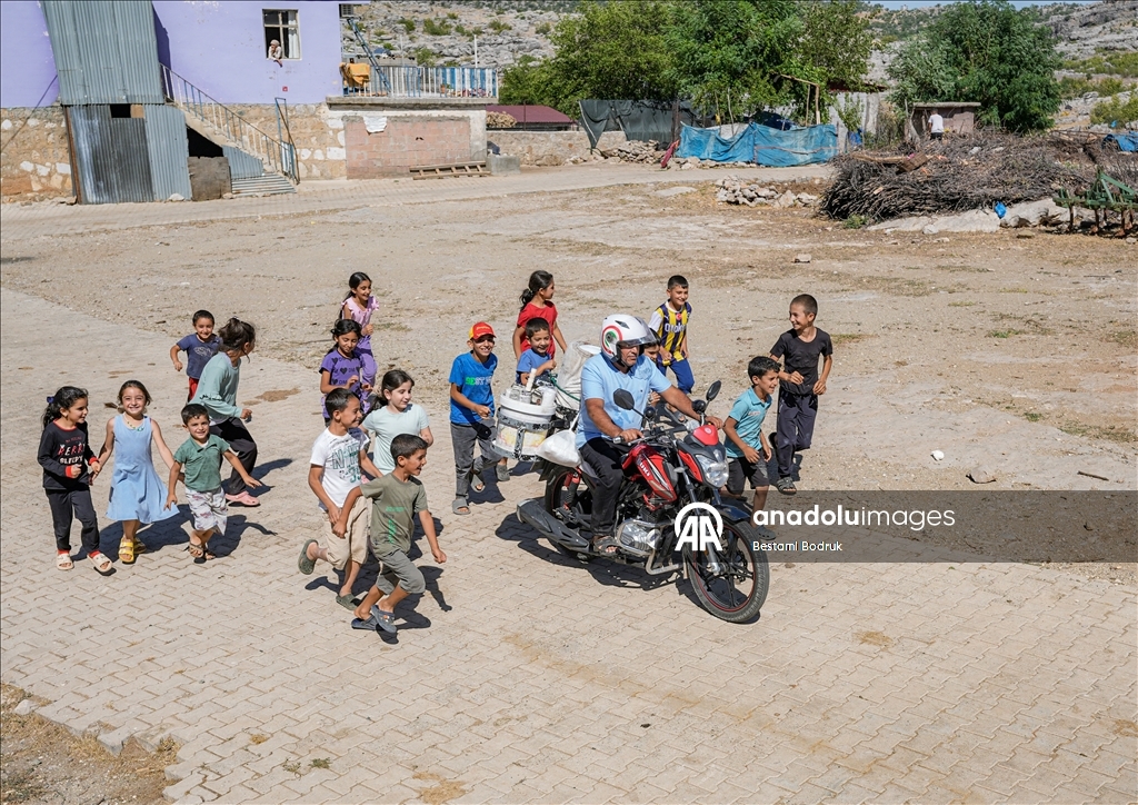"Dondurmacı Selahaddin" motosikletiyle 34 yıldır kırsaldaki çocukları serinletiyor