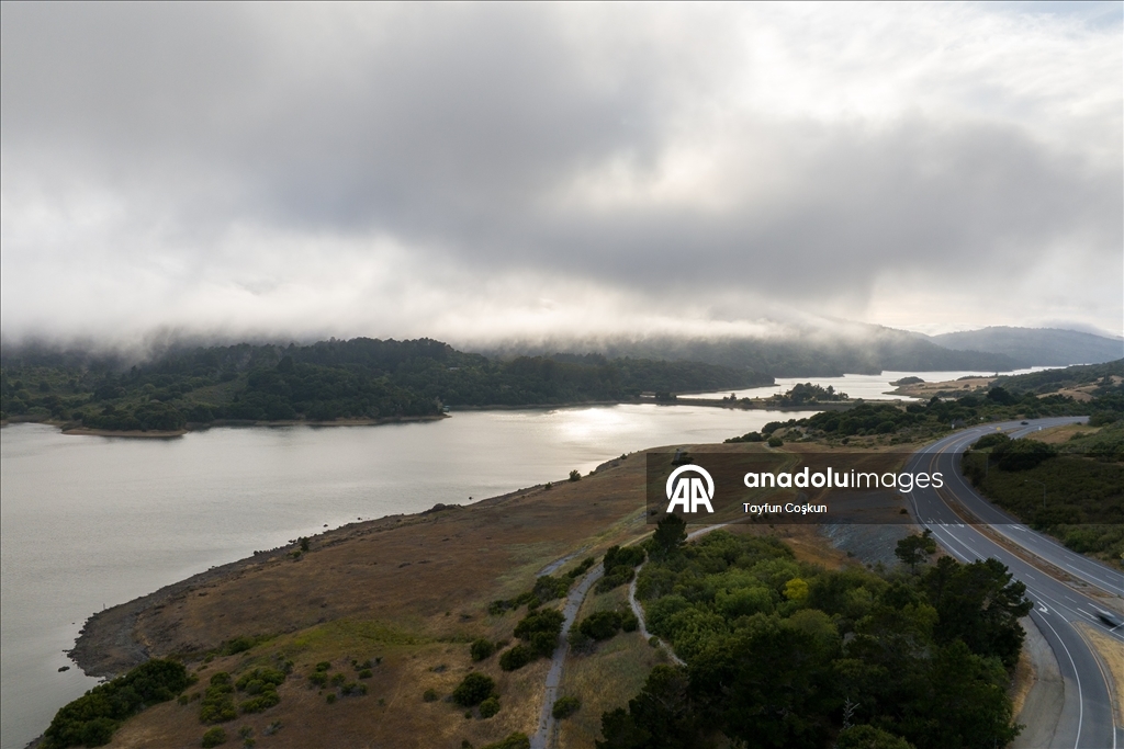 Kaliforniya'da yoğun sis etkileyici görüntüler oluşturdu