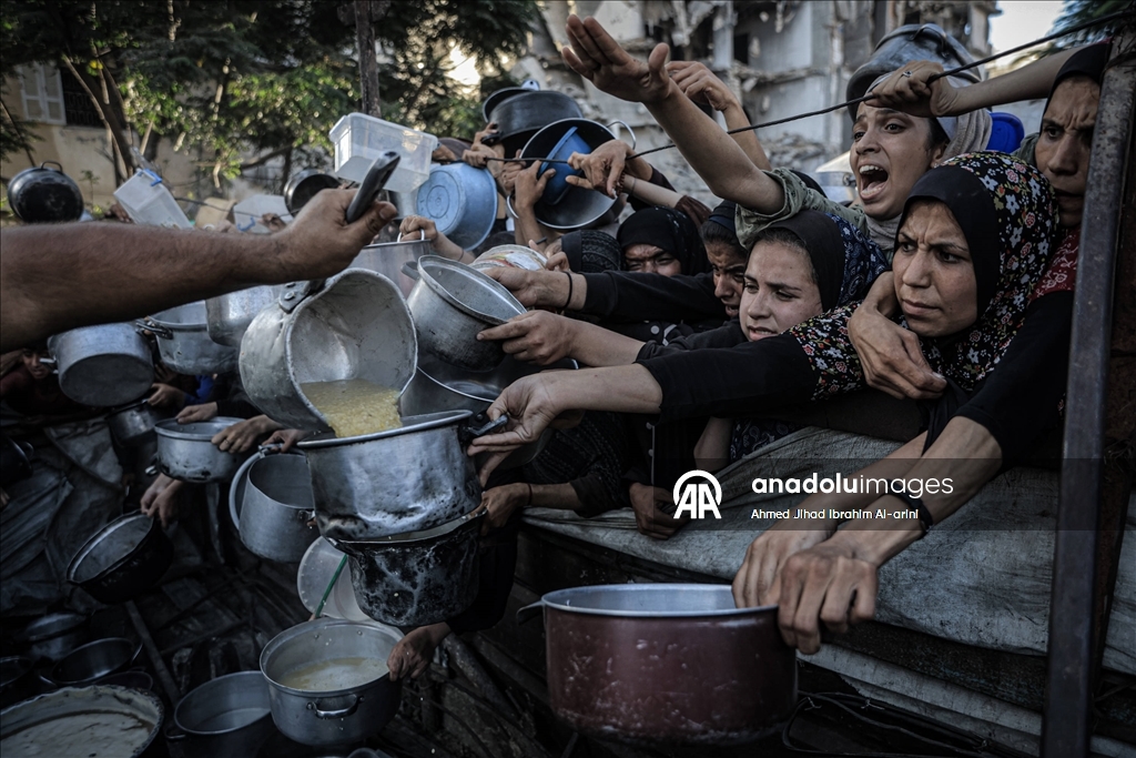 Gazze'de açlıkla mücadele eden Filistinlilere, yemek dağıtıldı