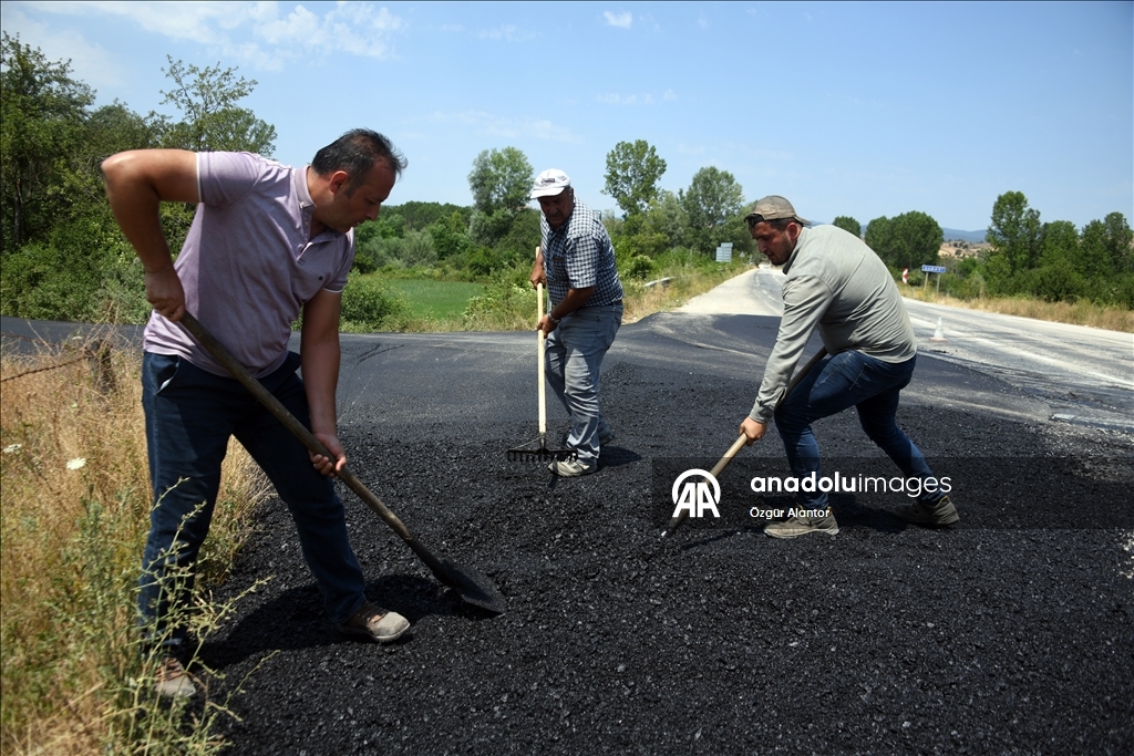Özel İdare ekipleri kışın kardan temizledikleri yollara yazın kavurucu sıcakta asfalt seriyor