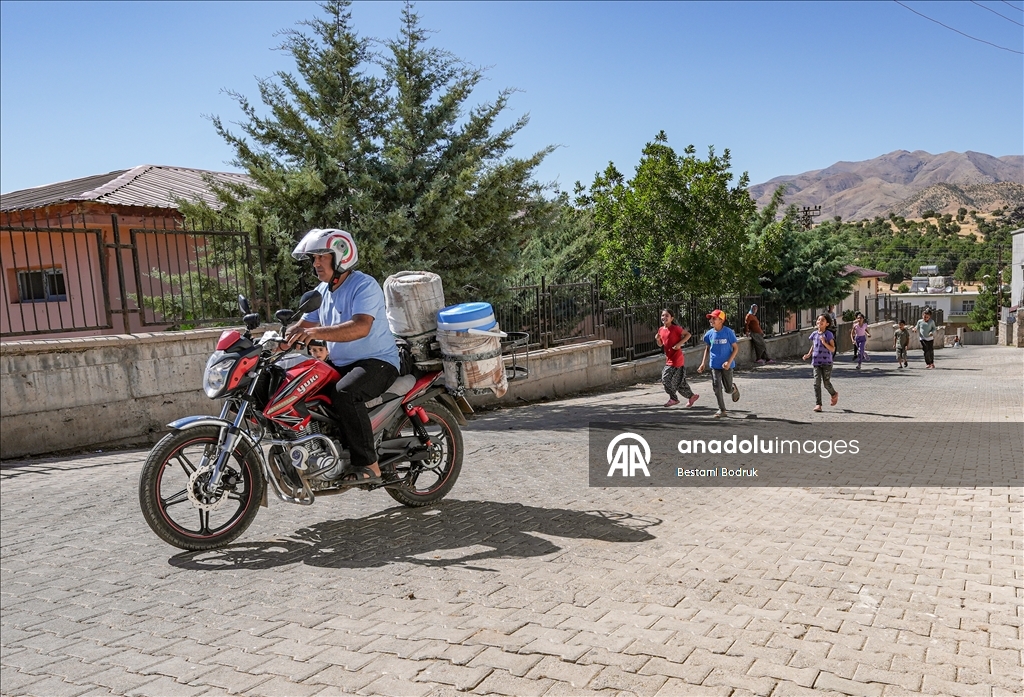 "Dondurmacı Selahaddin" motosikletiyle 34 yıldır kırsaldaki çocukları serinletiyor