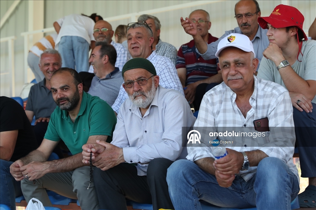 Gurbetten memlekete uzanan "köyler arası futbol turnuvası" kuşakları buluşturuyor