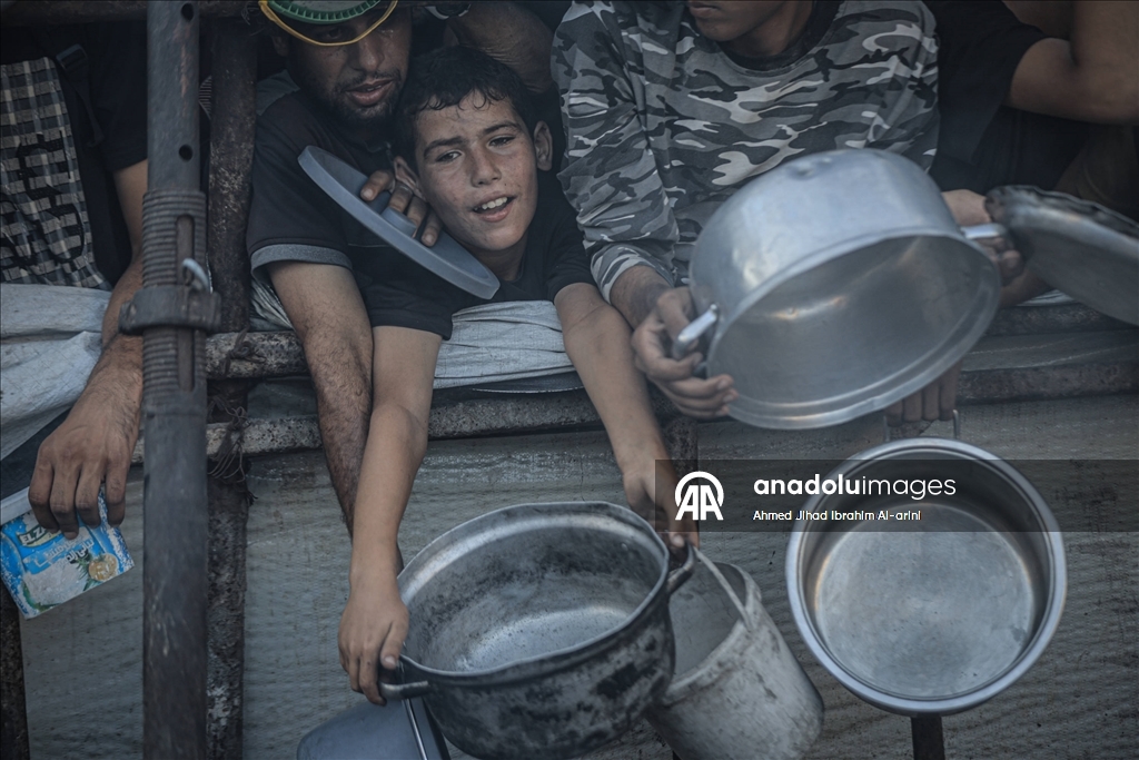 Gazze'de açlıkla mücadele eden Filistinlilere, yemek dağıtıldı