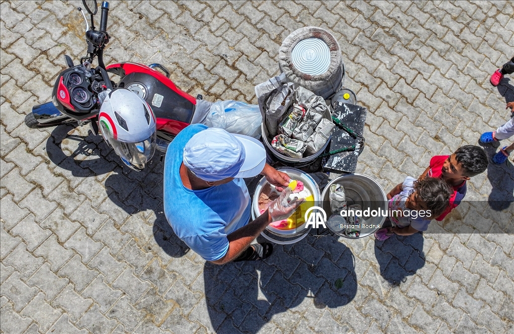 "Dondurmacı Selahaddin" motosikletiyle 34 yıldır kırsaldaki çocukları serinletiyor
