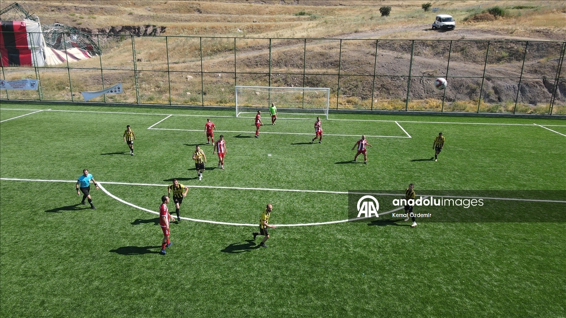 Gurbetten memlekete uzanan "köyler arası futbol turnuvası" kuşakları buluşturuyor