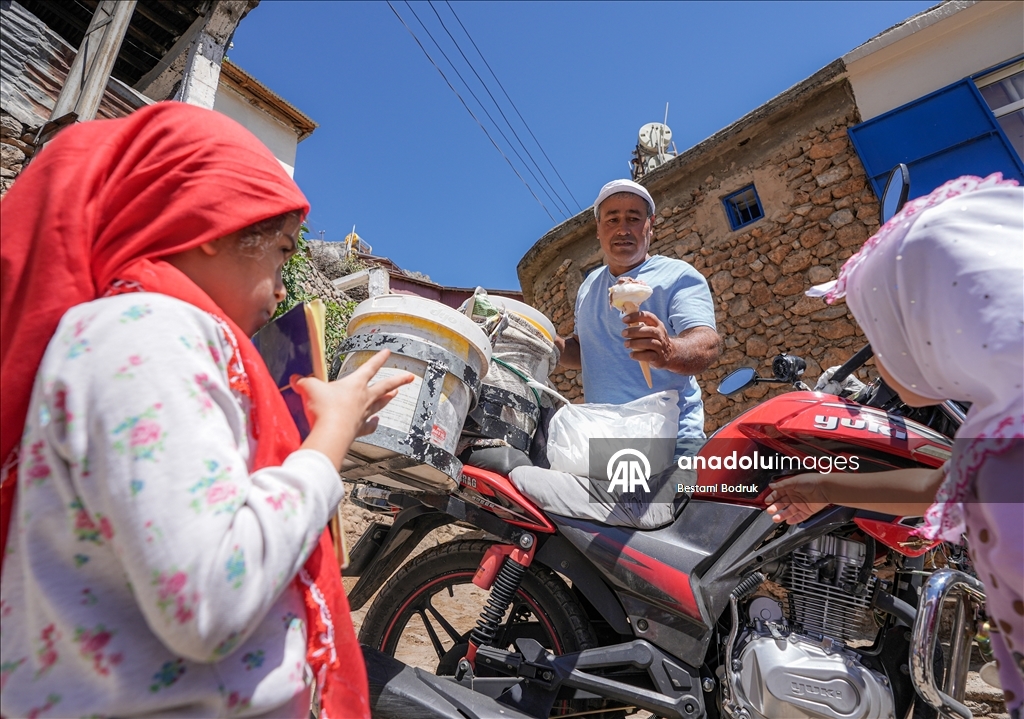 "Dondurmacı Selahaddin" motosikletiyle 34 yıldır kırsaldaki çocukları serinletiyor