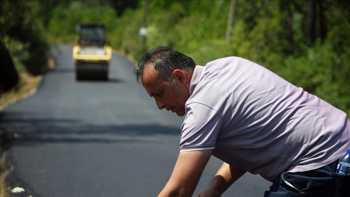Kışın kardan temizledikleri yollara yazın kavurucu sıcakta asfalt seriyor