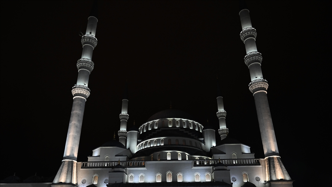 Ülke genelindeki camilerde sela okundu
