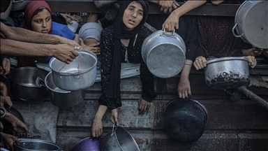 Gazze'de açlıkla mücadele eden Filistinlilere, yemek dağıtıldı