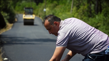 Kışın kardan temizledikleri yollara yazın kavurucu sıcakta asfalt seriyor