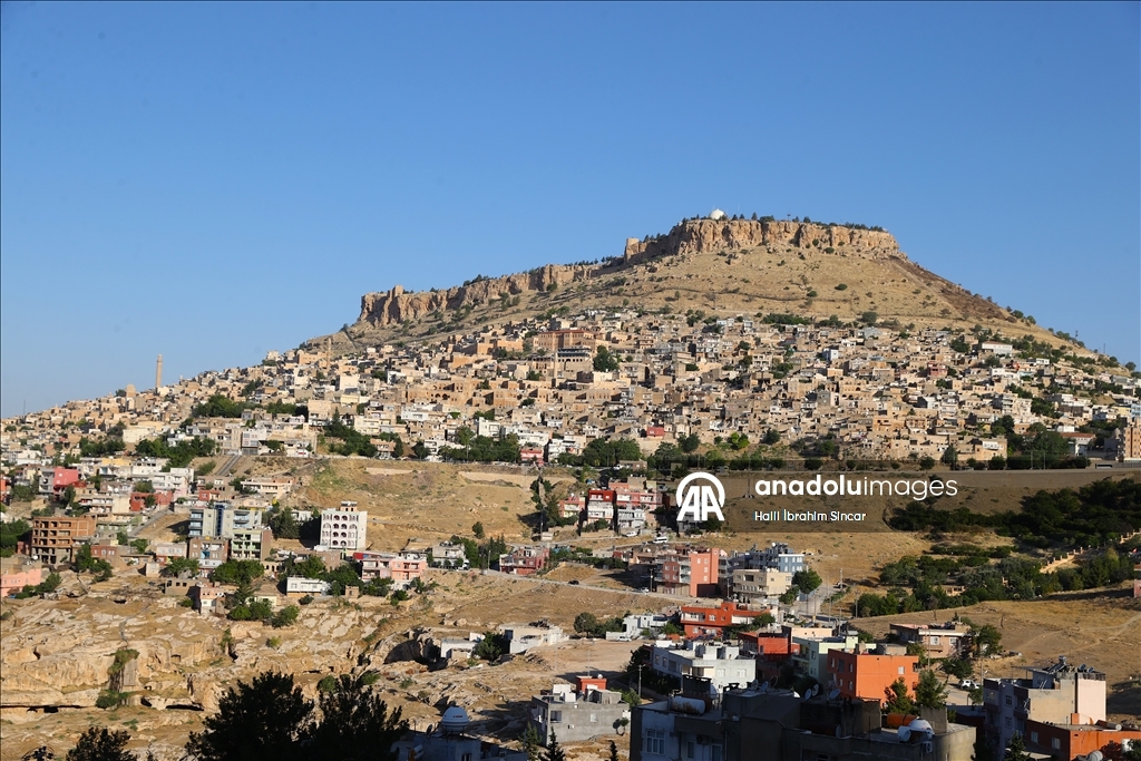 Hava sıcaklığının 45 dereceyi bulduğu Güneydoğu'da tarihin izini sürüyorlar