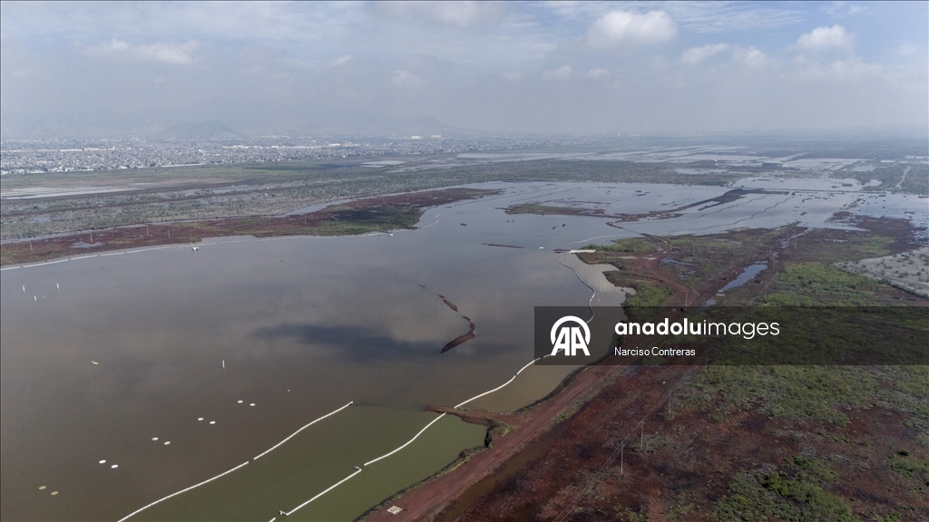 Meksika'da şiddetli yağışların ardından Texcoco Gölü üzerine inşa edilmesi planlanan havalimanı sahası sular altında kaldı 