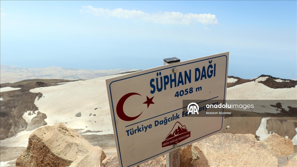 Süphan Dağı'na çiçekler arasında başlayan tırmanış karlı zirvede tamamlanıyor
