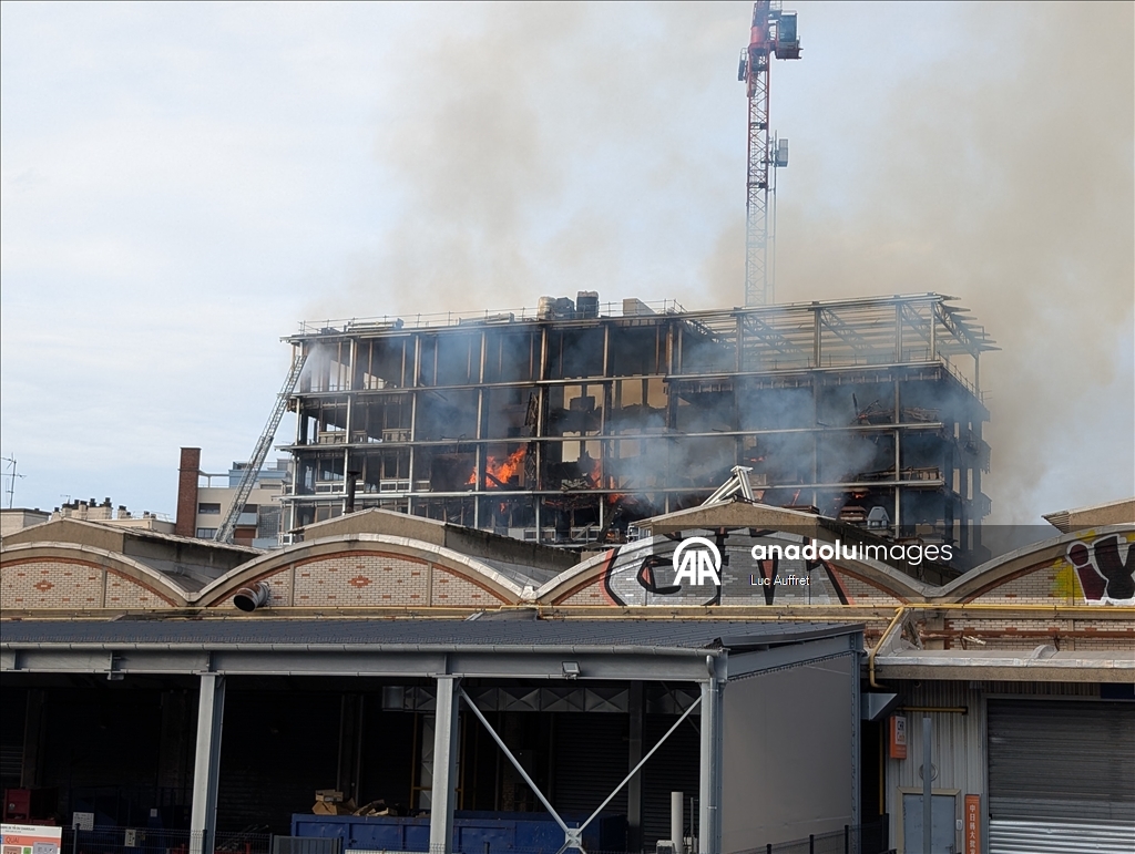 В Париже загорелось здание на стадии строительства