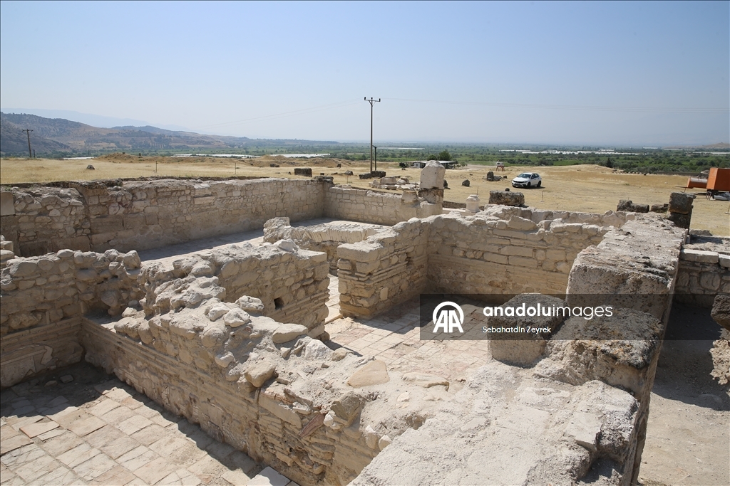 Tripolis'in seçkinlerini antik kentin balık havuzlu villasında ağırlamışlar