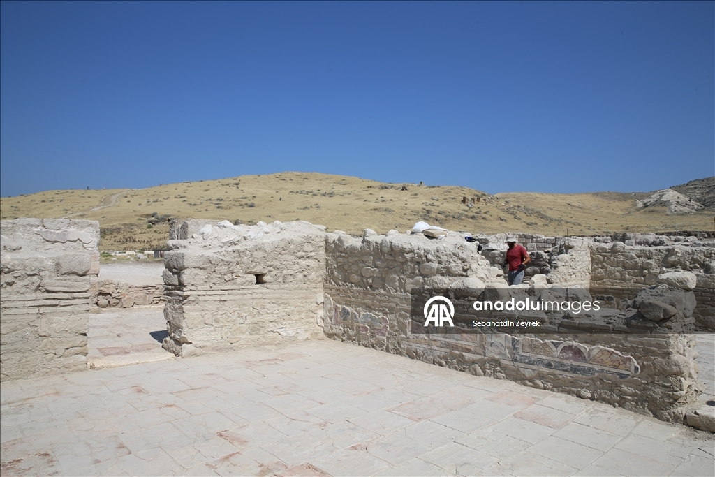 Tripolis'in seçkinlerini antik kentin balık havuzlu villasında ağırlamışlar