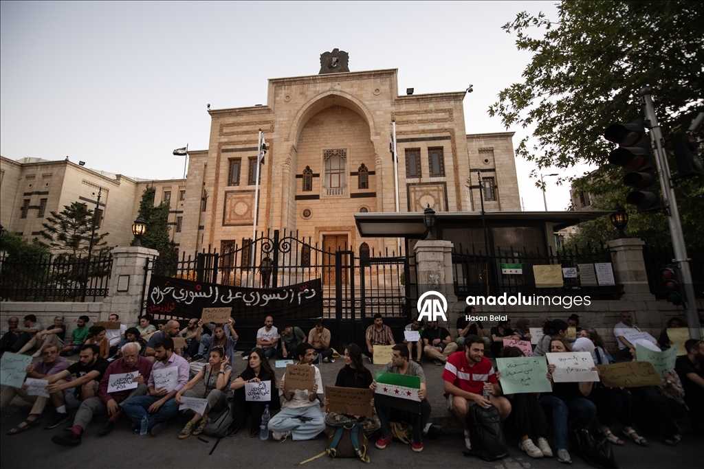 Şam'da bir grup aktivist, ülkelerinde devam eden şiddet olaylarına karşı oturma eylemi düzenledi