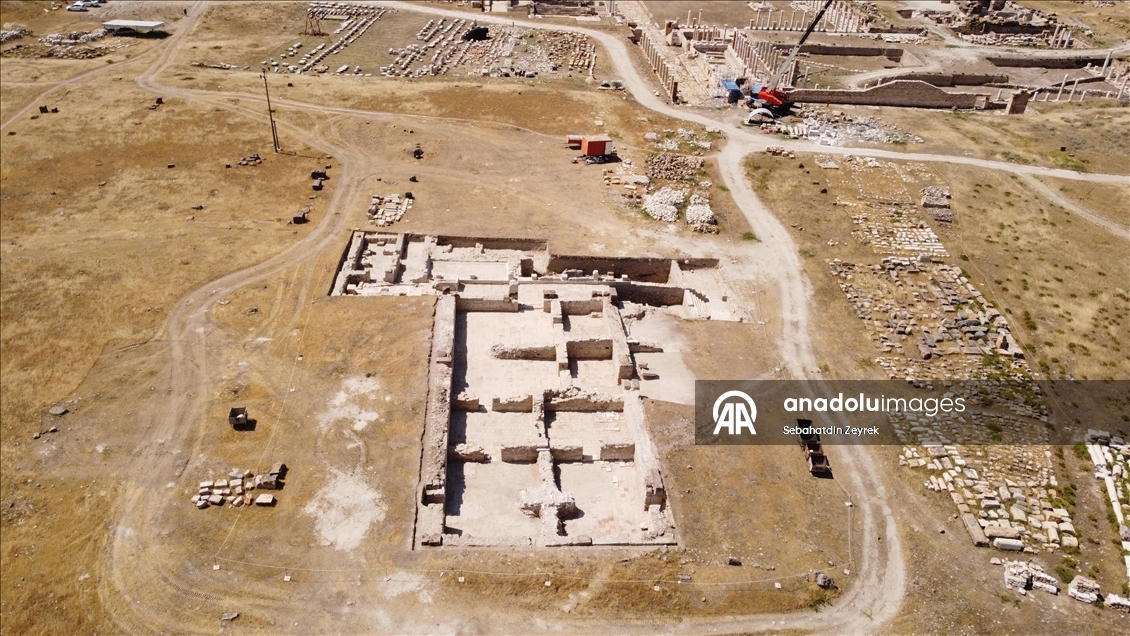Tripolis'in seçkinlerini antik kentin balık havuzlu villasında ağırlamışlar
