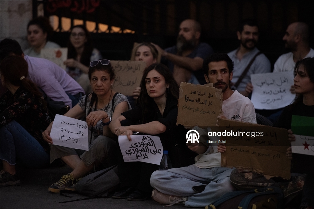 Şam'da bir grup aktivist, ülkelerinde devam eden şiddet olaylarına karşı oturma eylemi düzenledi