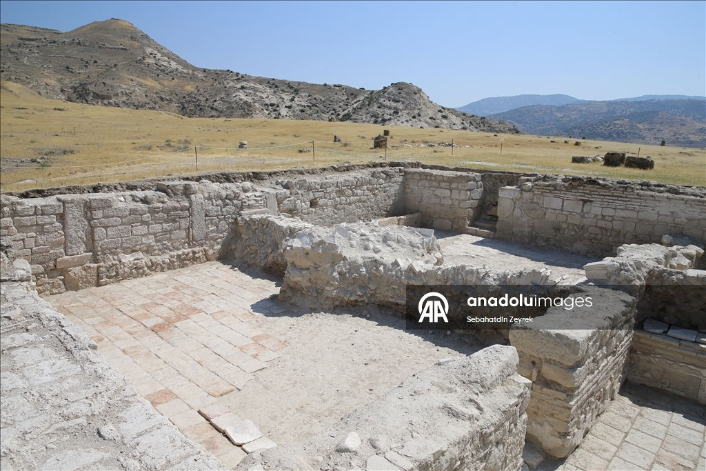 Tripolis'in seçkinlerini antik kentin balık havuzlu villasında ağırlamışlar