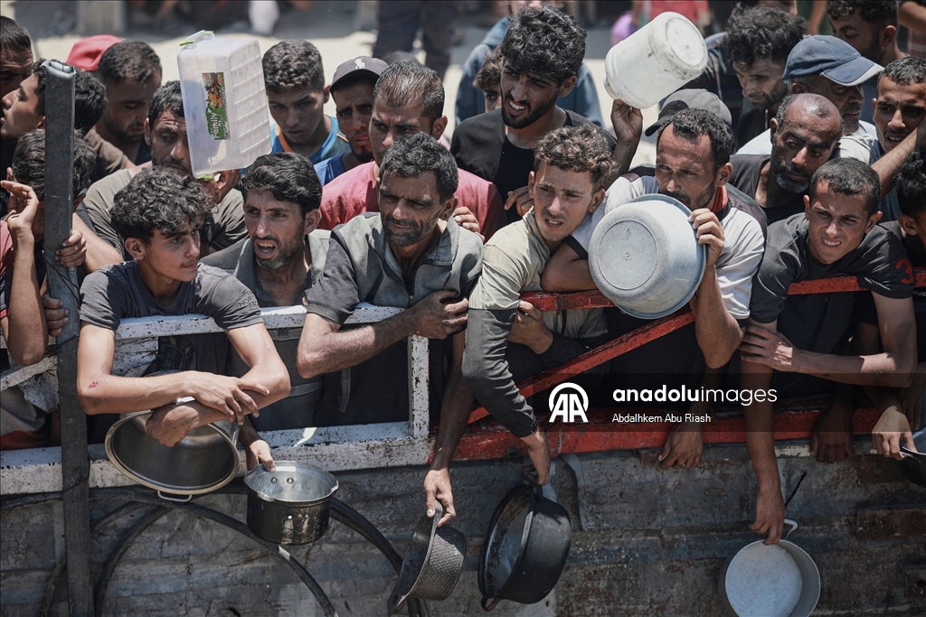 Gazze'de açlıkla mücadele eden Filistinlilere sıcak yemek dağıtıldı