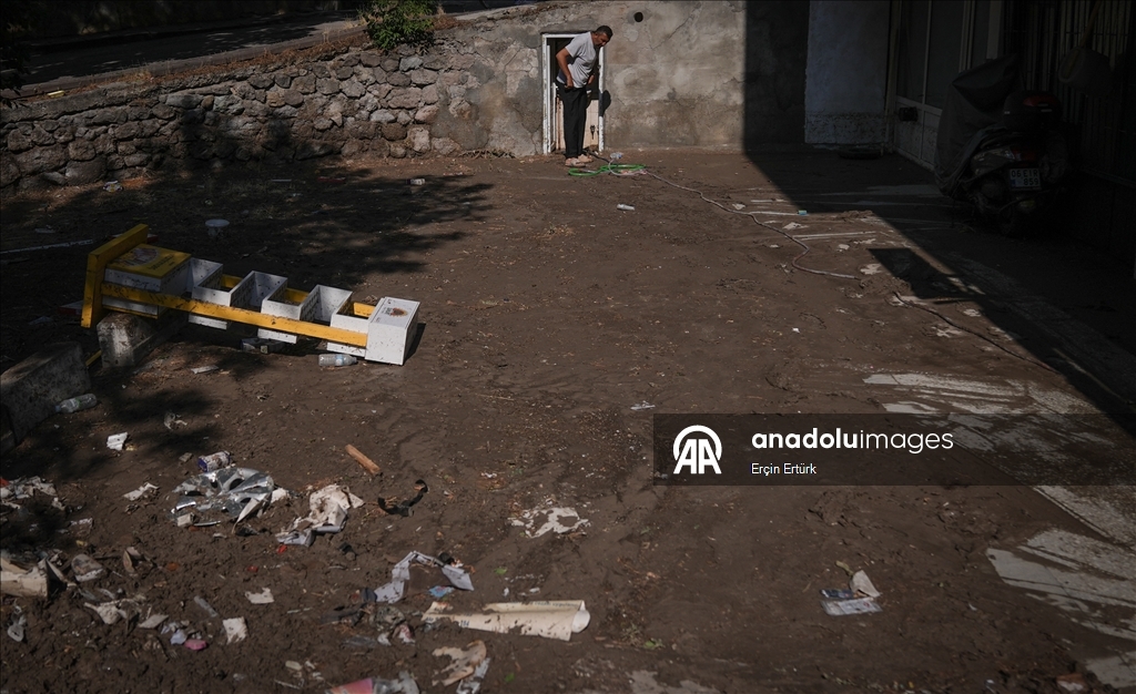 Başkentte sağanaktan etkilenen bölgelerde temizlik çalışmaları sürüyor