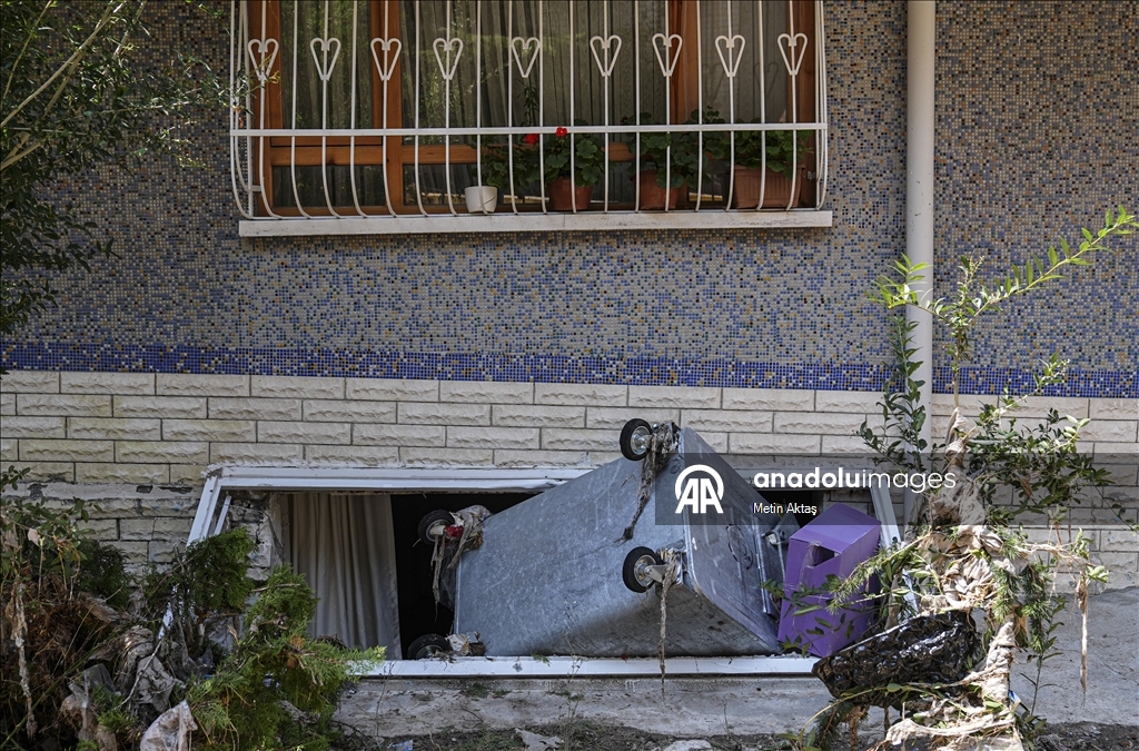 Ankara'da sağanak nedeniyle ev ve sokaklar hasar gördü
